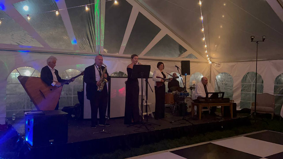 Russian-Jewish Wedding, Saturday October 8 2022, 10-08-2022, Tasting Room & Taphouse at Mount Ida Reserve 5600 Moonlight Dr Scottsville VA 24590, Leonid Bruk (contrabass-balalaika), Sasha Barder (saxophone), singer Vera Bergman, Elina Karokhina (balalaika), Rafael Javadov (violin, keyboard), Michael Barranco (drums)